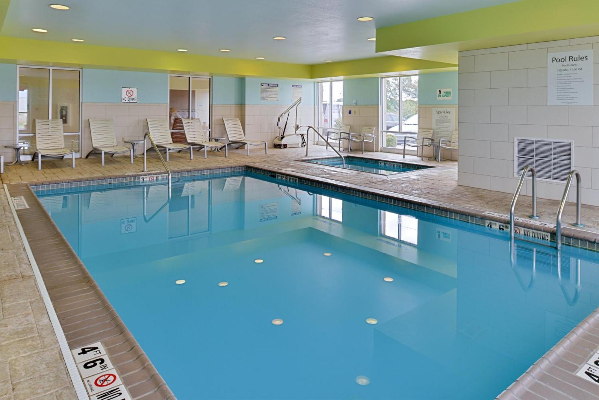 Holiday Inn Express Hotel & Suites Terre Haute By Ihg Exterior foto
