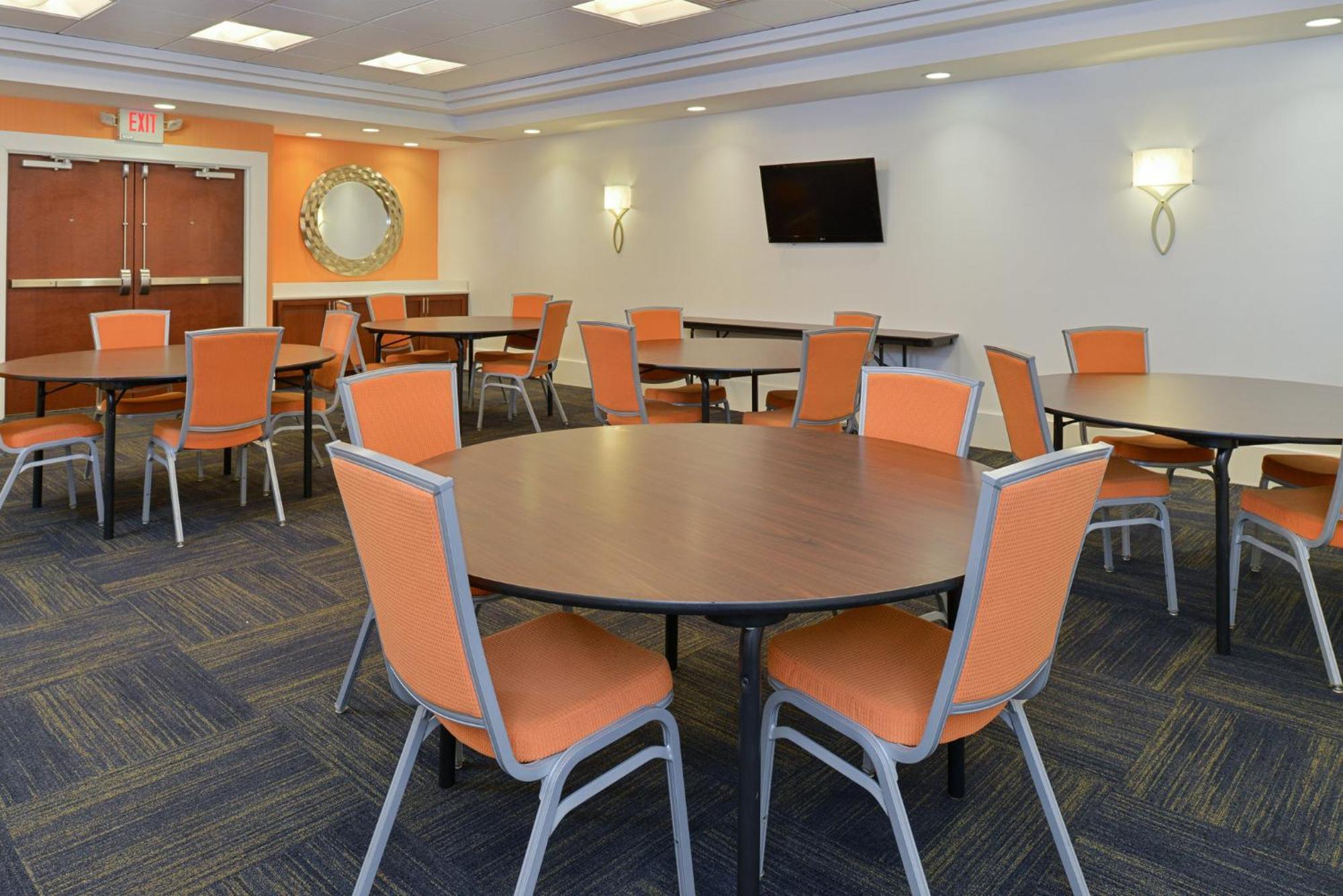 Holiday Inn Express Hotel & Suites Terre Haute By Ihg Exterior foto